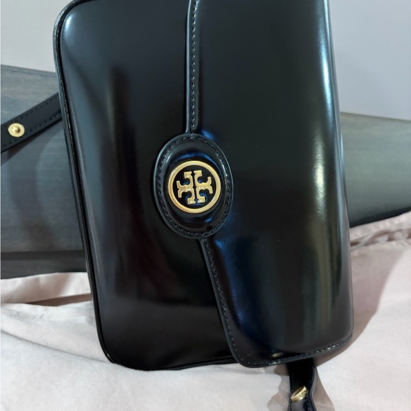 Like new Tory Burch Black Patent Leather Robinson Convertible Bag - Picture 6 of 13